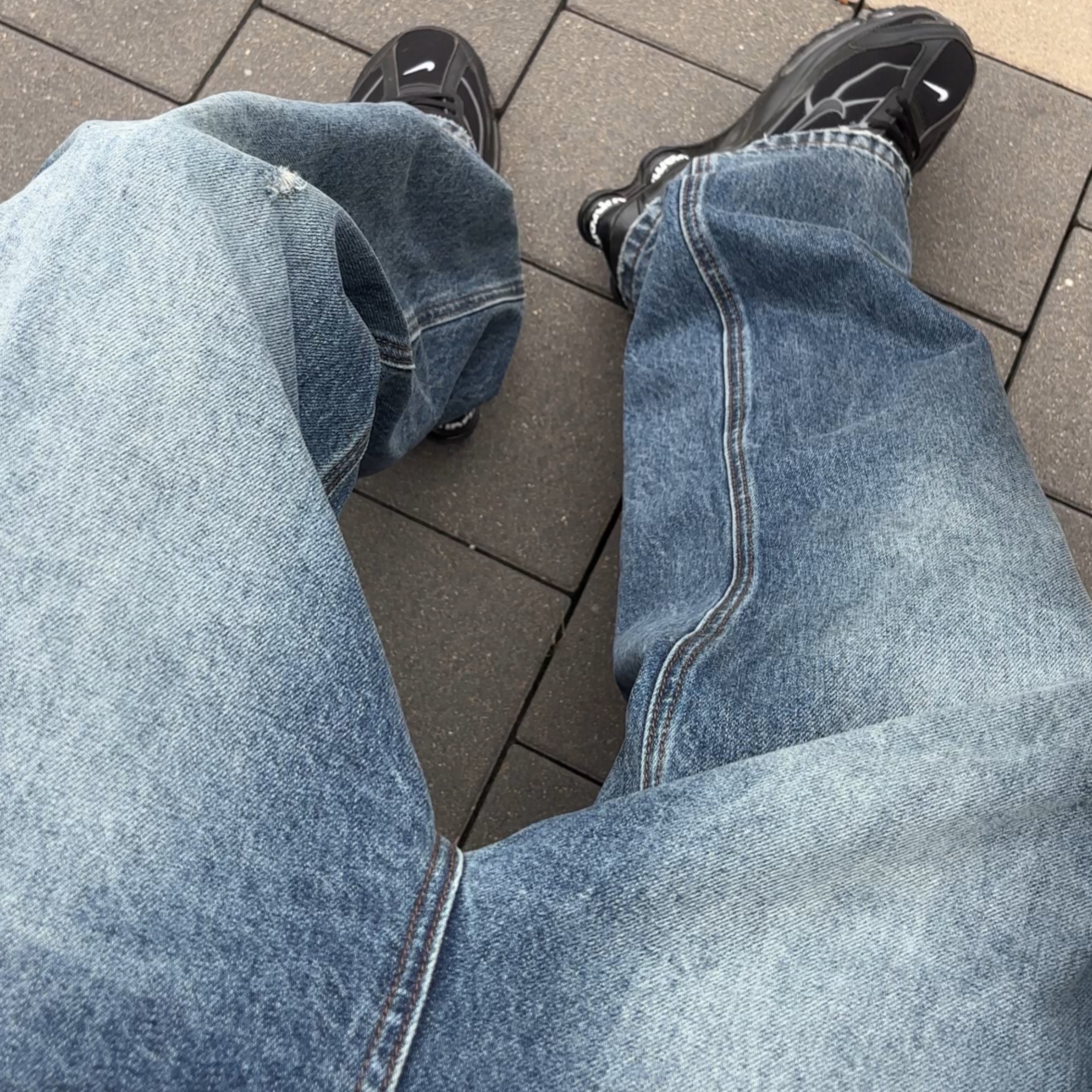 DISTRESSED CROSS DENIM